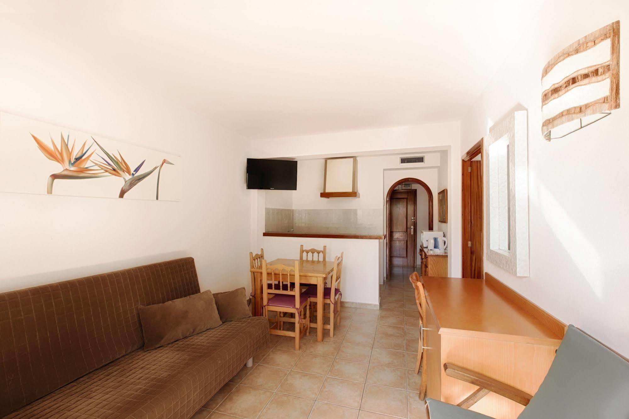 Apartamentos Colomar Santa Eularia des Riu Ngoại thất bức ảnh